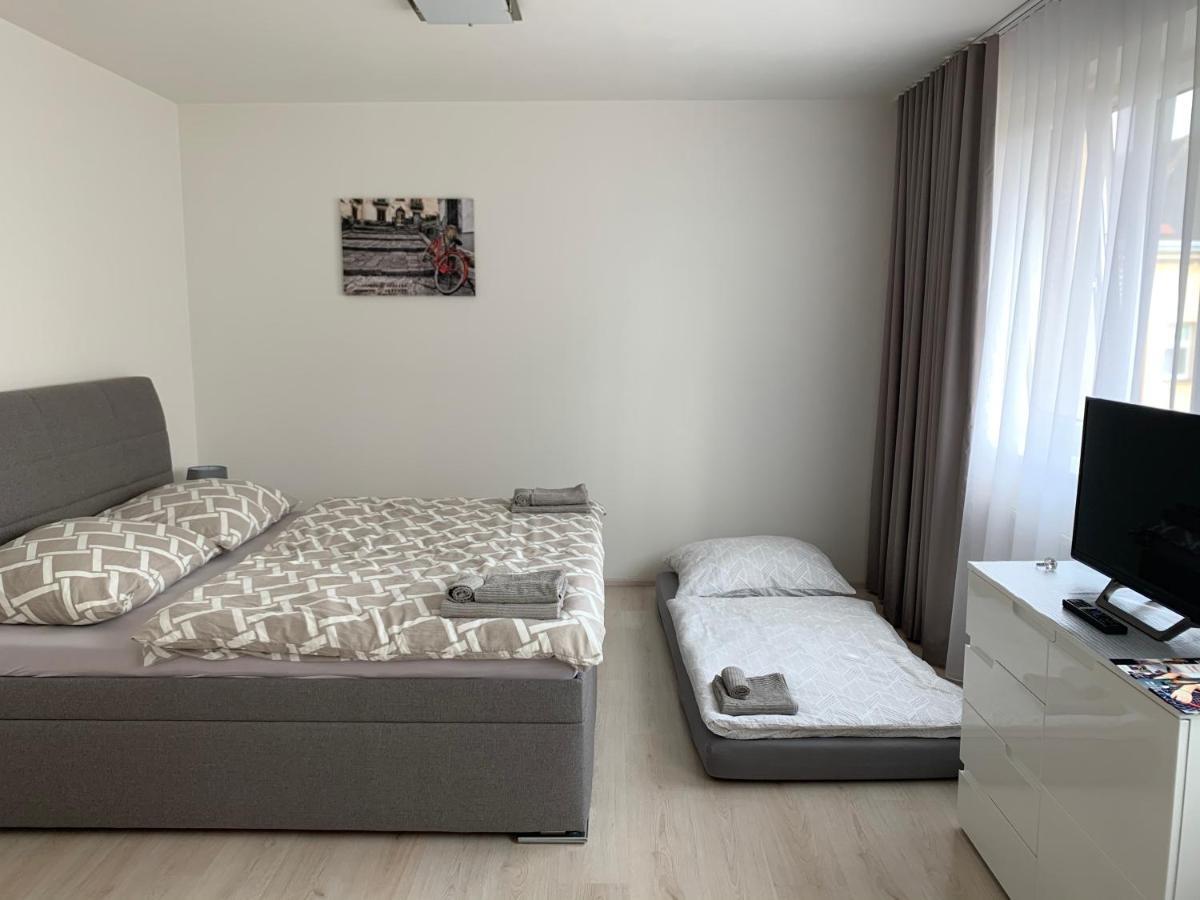 Modern Apartment In The City Center Plzen Exterior photo